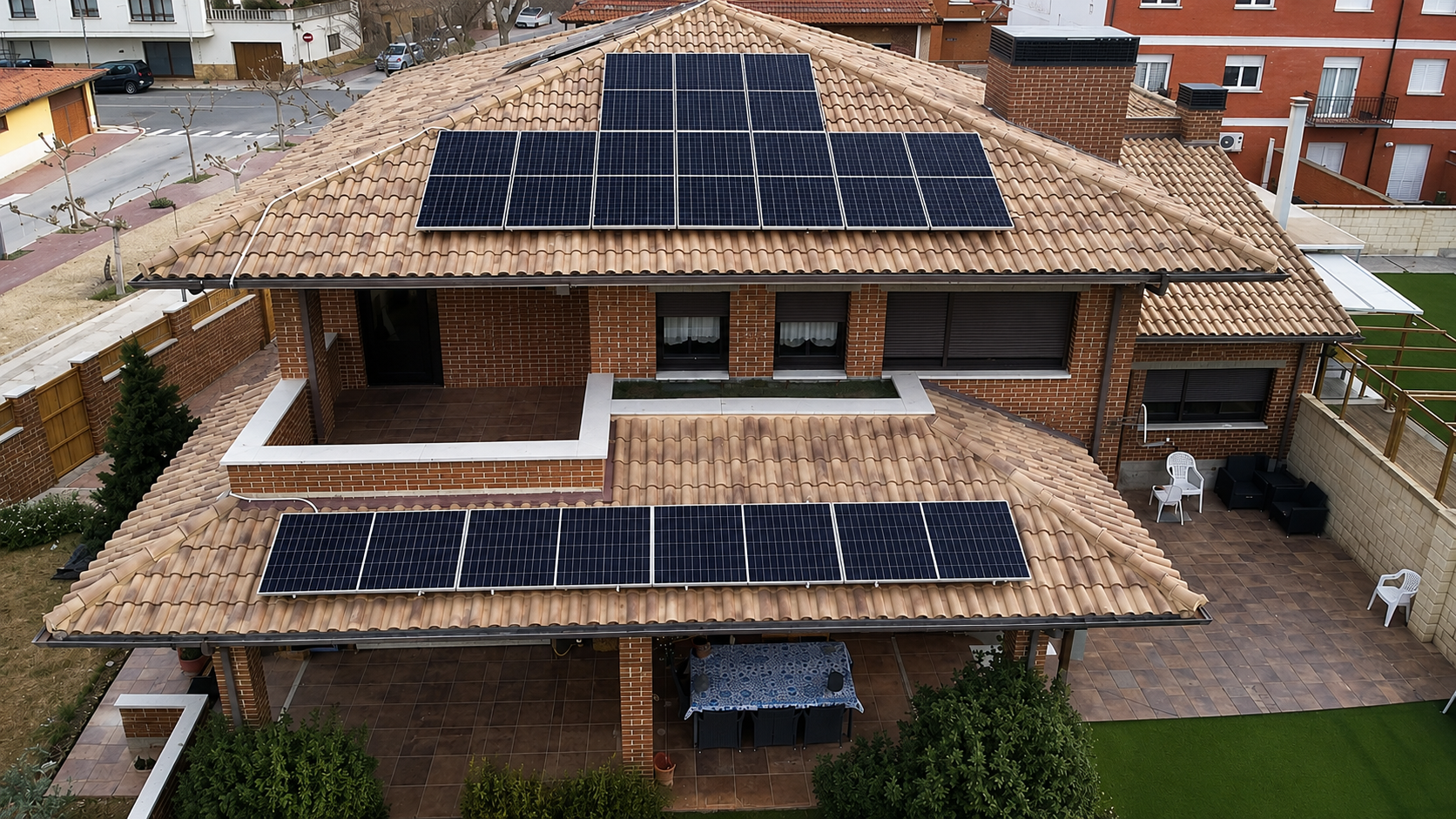Vivienda con placas solares fotovoltaicas instaladas en el tejado